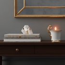 Bougie tasse Royale, ambiance bureau, livres et objet design