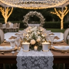 Bougies tasses Royales, décor table de mariage en extérieur, or et dentelle