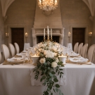 Bougie tasse Royale, décor de table château, fleurs blanches et or
