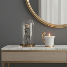 Bougie tasse Royale, décor rose sous cloche, miroir or