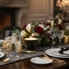 Bougie tasse noire, décor de table classique, centre de rose