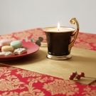 Bougie tasse Royale, décor de table festive, macarons et gâteaux