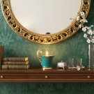 Bougie tasse Royale, ambiance boudoir, miroir doré et livre