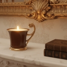 Bougie tasse Royale, détail sur cheminée marbre et livres anciens