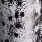 Gros plan décor Sahara blanc et platine, Porcelaine de Limoges, effet craquelé