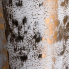 Gros plan décor Sahara blanc et or, Porcelaine de Limoges, effet craquelé doré