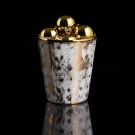 Pot Porcelaine de Limoges blanc et or utilisé comme décoration de Noël avec boules dorées