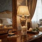 Bougie luxe Porcelaine blanc et or, décor chambre élégante, sur commode avec bijoux