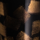 Gros plan décor peint main Porcelaine de Limoges, motif carré noir et or