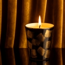 Bougie Porcelaine de Limoges noire et or, décor carrés, allumée ambiance dorée