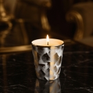 Bougie Porcelaine blanc et or décor carrés allumée, sur table marbre noir