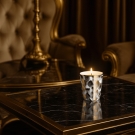 Bougie luxe blanc et or décor carrés, ambiance salon d'hôtel chic