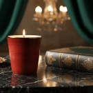 Porcelaine Brun Rouge et or, ambiance boudoir luxe sur table marbre noir et vert