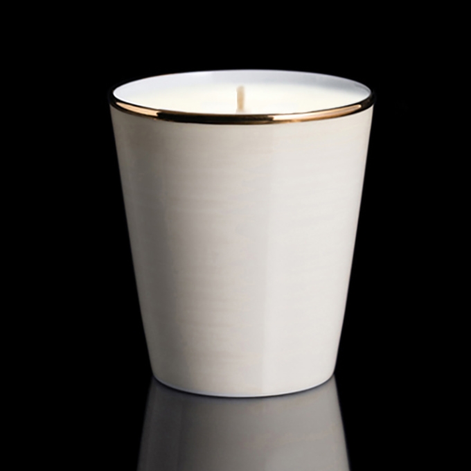 Pot à bougie Ivoire Limoges, filet d'or, vue principale sur fond noir