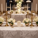 Pot à bougie Ivoire or, décor de table de luxe avec chandeliers dorés et perles