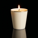 Pot à bougie Ivoire et or, allumé, reflet sur fond noir