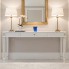 Pot à bougie Bleu Roi, décor console luxe blanc et or, ambiance classique