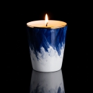 Bougie Petra Bleu Limoges or, allumée pour ambiance luxe