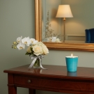 Pot à bougie Turquoise or, ambiance meuble entrée, fleurs et miroir doré