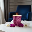 Pot à bougie Adélaïde Pourpre, décor intérieur fauteuil bleu design