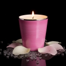 Pot à bougie Rose Carmin, flamme allumée, pétales de rose et perles d'eau