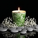 Pot à bougie Adélaïde Vert, ambiance zen, galets et fleurs blanches