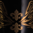 Gros plan du motif central Fleur de Lys, porcelaine noire et or