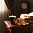 Pot à bougie Fleur de Lys, ambiance cabinet de curiosité, whisky et horloge