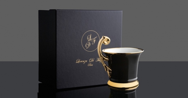 Tasse en porcelaine de Limoges en noir et or brillant - Modèle Royale - Lorenza-difilippo.fr