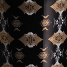 Gros plan du motif Africa Noir et or, détail géométrique, Limoges