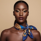 Carré de soie La Montgolfière Bleue, porté sur modèle, luxe