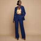 Carré de soie La Montgolfière Bleue, porté avec un tailleur bleu