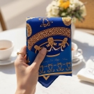 Carré de soie La Montgolfière Bleue, plié, détail motif à la main