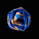 Carré de soie La Montgolfière Bleue, motif enroulé sur fond noir