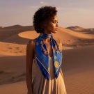 Carré de soie La Montgolfière Bleue, modèle de profil dans les dunes de sable