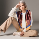 Carré de soie La Montgolfière Marron, porté avec pull blanc, mode luxe