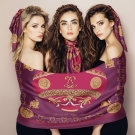 Carré de soie La Montgolfière Rose, porté par trois modèles luxe