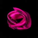 Carré de soie Maui 100 % soie, motif enroulé sur fond noir