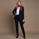 Carré de soie Maui, porté avec un tailleur chic, mode professionnelle