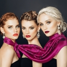 Carré de soie Maui, porté par trois modèles luxe, mode éditoriale