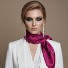 Carré de soie Maui 100 % soie, porté avec tailleur blanc, style chic