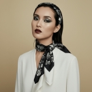 Carré de soie Krystal Noir, porté en bandana et cravate, mode luxe