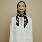 Carré de soie Krystal Noir, porté avec tailleur blanc, look chic