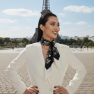 Carré de soie Krystal Noir, 100 % soie porté par une femme devant la Tour Eiffel