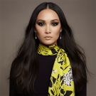 Carré de soie Krystal Jaune, porté mode luxe, gros plan de face