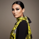 Carré de soie Krystal Jaune, porté autour du cou et sur les épaules, mode chic