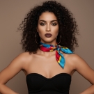 Carré de soie Anamélia turquoise, porté autour du cou, look chic et coloré