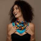 Carré de soie Anamélia, porté sur modèle, look vibrant et joyeux