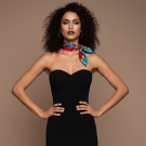Carré de soie Anamélia, porté avec robe noire, look chic et coloré
