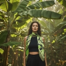 Carré de soie Anamélia, porté sur modèle, ambiance forêt amazonienne